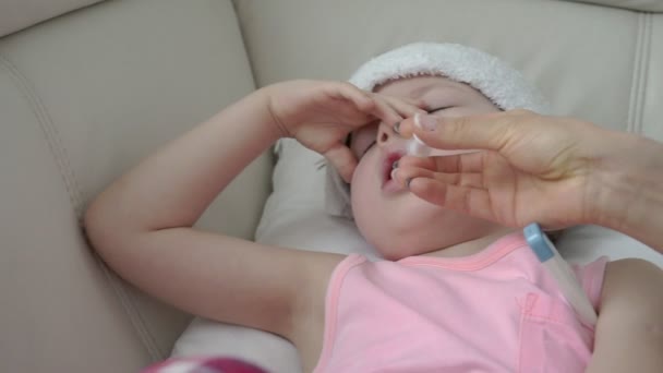 Niño contraer una infección y tomar medicamentos por jeringa jeringa oral — Vídeo de stock