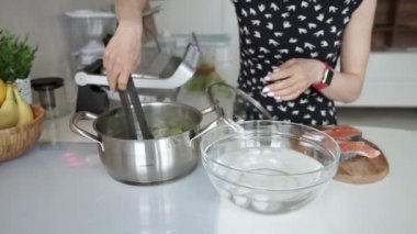 Kadın yemek haşlanmış aspargus