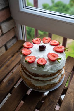 ahşap masa üzerinde Çilekli pasta