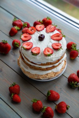 ahşap masa üzerinde Çilekli pasta