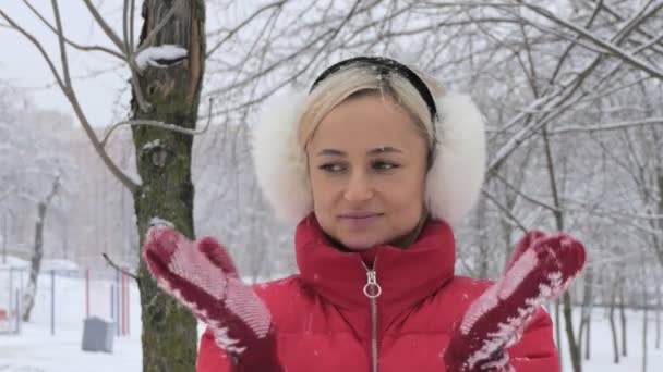 Портрет девушки в снегопаде — стоковое видео