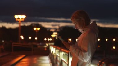 Genç kadın ve çocuğun yağmur sonrası geceleri