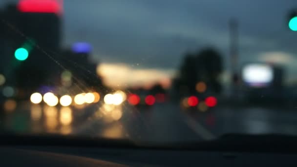 Blur lövés a nő vezetés autó este eső — Stock videók