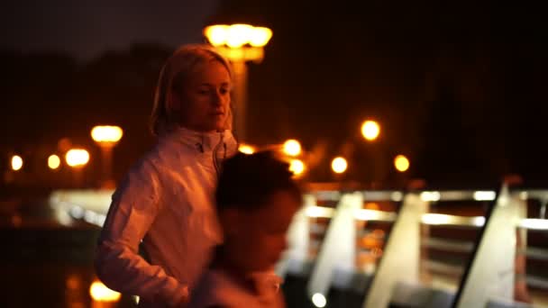 Jonge vrouw poseren voor een foto in de avond-stad — Stockvideo