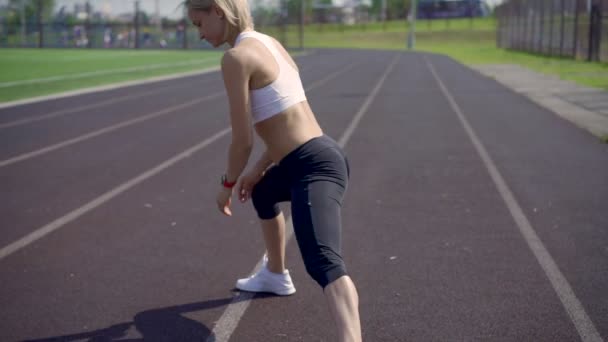 Sportig tjej gör en uppvärmning inför Jogging — Stockvideo