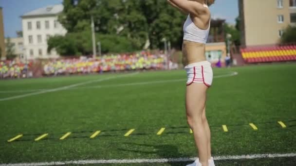 Sportliches Mädchen macht Sprungübungen — Stockvideo