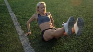 Futbol sahasında abs antreman yapıyor fitness kadın vücut geliştirme