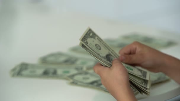 Ein Kind zählt Geld uns Dollar für Reisen — Stockvideo