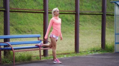 Yetişkin fitness kadının lunges atlama spor zemin ile yapması