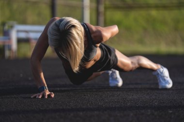 Genç çekici sarışın kadının gönderme yapması açık havada ups