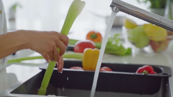 Jovem mulher lavando legumes — Vídeo de Stock