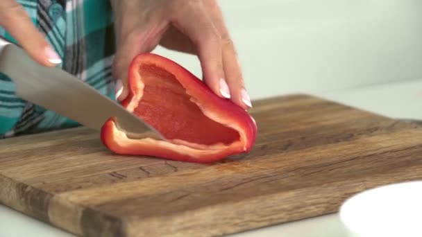 Dames handen zoete paprika snijden op een houten snijden-gezonde voeding-concept. — Stockvideo