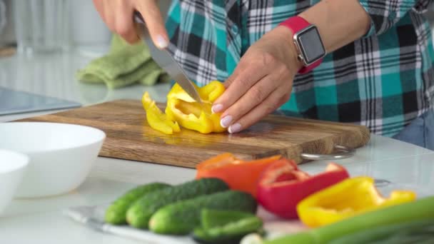 Kvinnans händer skivning söt paprika på en trä skärande hälsosam matkoncept. — Stockvideo