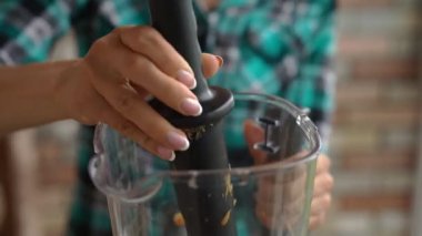 Ev yapımı doğal fıstık ezmesi hazırlanması