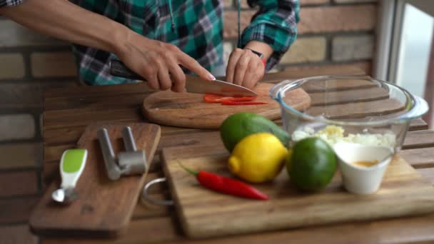 Kvinna pressa i vitlök för guacamole recept i kök — Stockvideo
