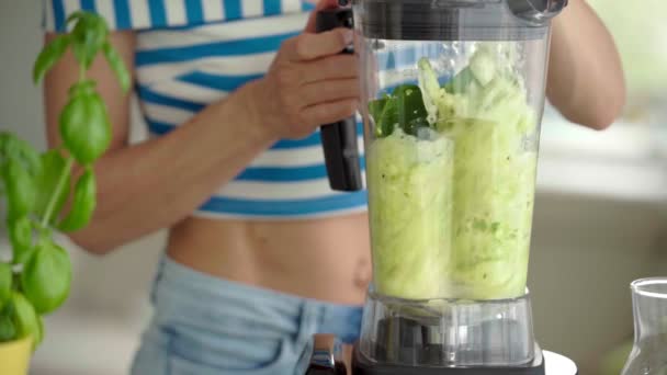 Fotografía en cámara lenta de la mujer haciendo batido de verduras verdes con licuadora. Estilo de vida saludable — Vídeo de stock