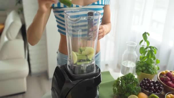 Mujer haciendo batido de verduras verdes con licuadora. Estilo de vida saludable — Vídeos de Stock