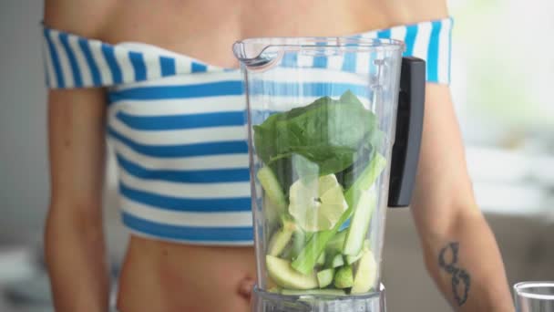 Nő, ami zöld zöldség smoothie, a blender. Egészséges táplálkozás életmód — Stock videók