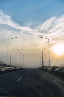 Sisli bir sabah boş yol