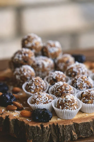 Çiğ vegan şekerler c kurutulmuş meyve ve Hindistan cevizi ile. Seçici odak