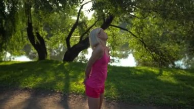 Isınma ve germe sabah koşu önce runner kadın