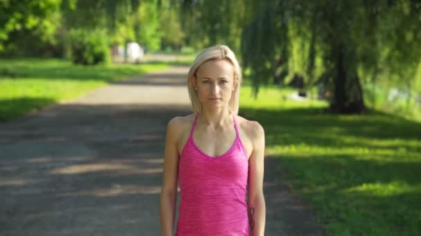 川の近くの公園でジョギング若い白人女性 — ストック動画