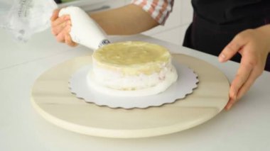 Pasta krema ile pudra kapsar.