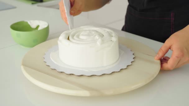 Il pasticciere copre la torta con la crema . — Video Stock