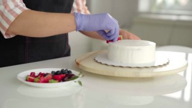 Kız, baş pastacı, orman çilek, çilek, ev yapımı kek süsle