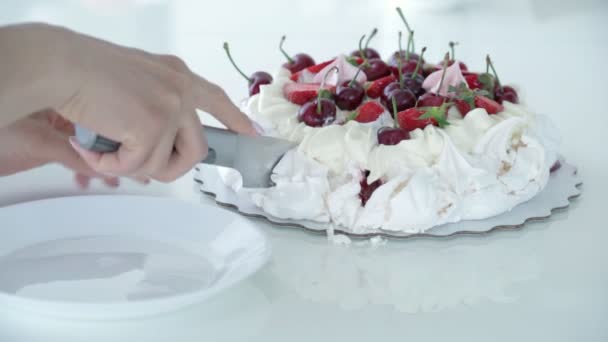 Postre de corte a mano femenino. Pastel blanco con bayas. El postre de Pavlov — Vídeo de stock