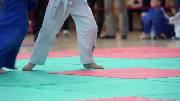 Minsk, Wit-Rusland -, 22 April 2018: Judo kinderen concurrentie binnenshuis — Stockvideo