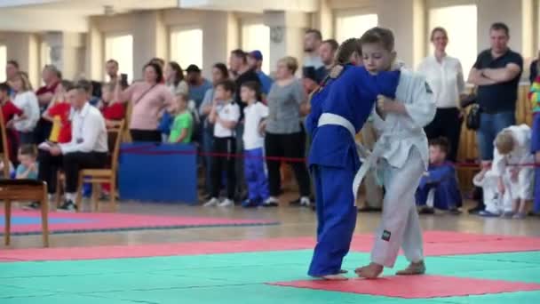 Minsk, Wit-Rusland -, 22 April 2018: Judo kinderen concurrentie binnenshuis — Stockvideo