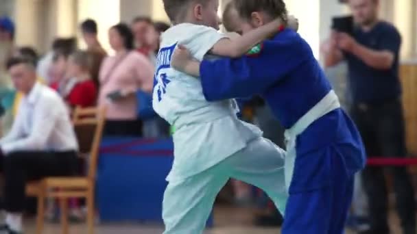 Minsk, Vitryssland - 22 April 2018: Judo barnen unghästar inomhus — Stockvideo
