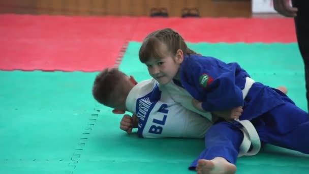 Minsk, Weißrussland - 22. April 2018: Judo-Kids-Wettbewerb drinnen — Stockvideo