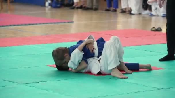 Minsk, Wit-Rusland -, 22 April 2018: Judo kinderen concurrentie binnenshuis — Stockvideo