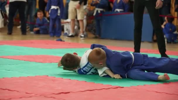 Minsk, Fehéroroszország - 2018. április 22.: Judo gyerekek verseny beltéri — Stock videók