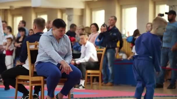 Minsk, Bělorusko - 22 dubna 2018: Judo děti soutěž uvnitř — Stock video
