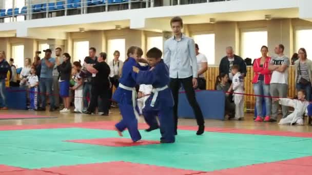 Minsk, Wit-Rusland -, 22 April 2018: Judo kinderen concurrentie binnenshuis — Stockvideo