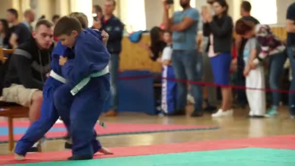 Белярус - 22 апреля 2018 года: Соревнования по дзюдо в помещении — стоковое видео