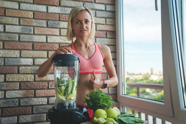 Gros plan de jeune femme avec mélangeur et légumes verts faisant secouer de désintoxication ou smoothie à la maison — Photo