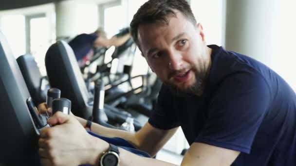 Těžce pracující muž sportovec jezdecké rotoped fitness clubu, motivace — Stock video