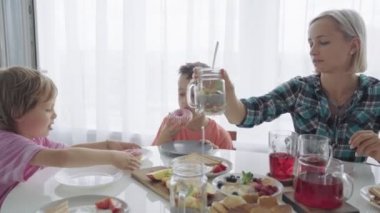 Mutlu genç aile mutfakta kahvaltı. Besleyici bir yemek. Yüksek çözünürlüklü görüntüleri