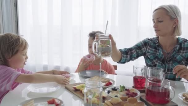 幸せな若い家族が台所で朝食を持っていること 栄養の食事 高解像度の映像 — ストック動画
