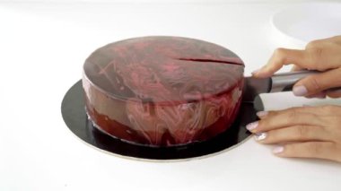 El kesme çikolata sır mousse kek yakın çekim.