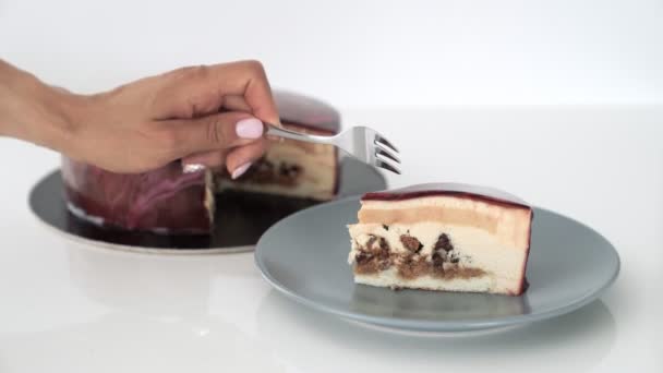 Close up van vrouwelijke hand snijden taart mousse chocolade glazuur. — Stockvideo