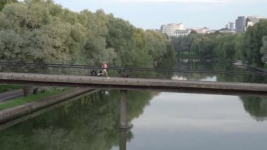 Yakışıklı kadın runing gündoğumu sırasında sabah parkın içinden portresi