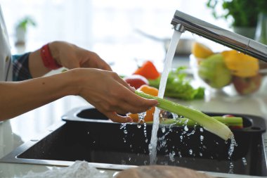 Eller kadın çamaşır sebze. Taze salata hazırlık.