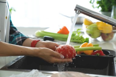 Eller kadın çamaşır sebze. Taze salata hazırlık.
