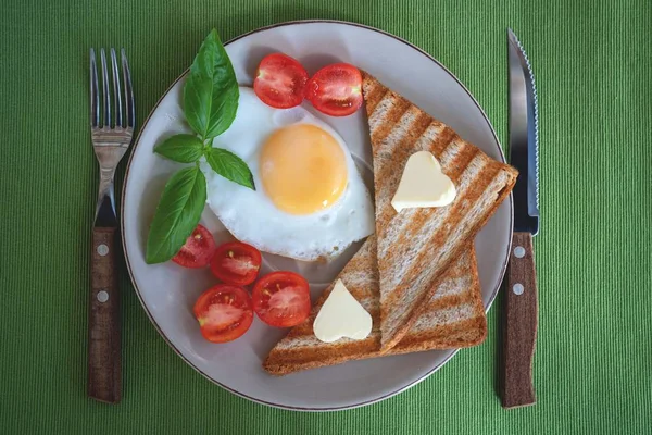 Frukost med ägg, körsbärstomater och färsk rostad toast. — Stockfoto