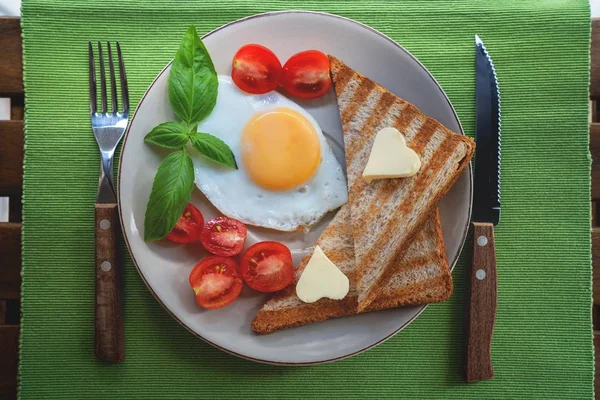 달걀, 체리 토마토, 신선한 구운된 토스트와 함께 아침 식사. — 스톡 사진